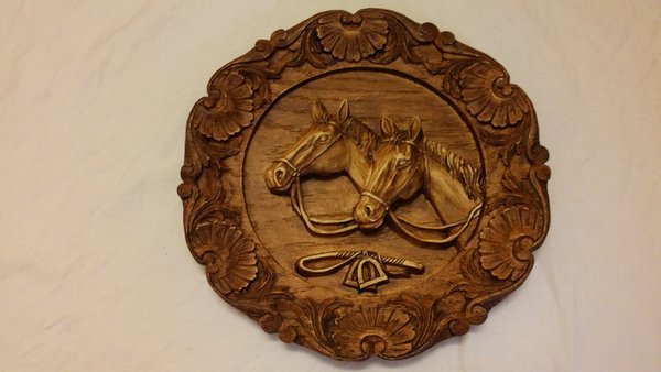 Wandteller aus Holz mit Pferdemotiv