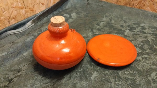 Fläschchen aus Ton/Keramik  mit Teller und Korken