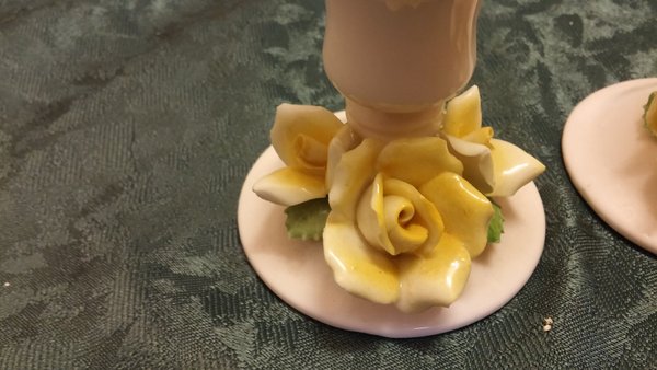 Kerzenleuchter mit gelben Rosen Design