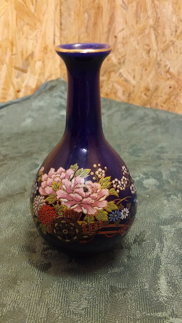 asiatische kobaltblaue Vase mit Blumenmotiv