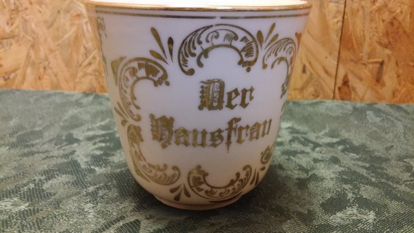 alte „Hausfrauen“ Tasse mit Goldverzierung der Marke GHO Bavaria