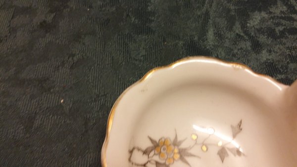 Menage und Schale aus Porzellan mit silber/gold Muster (Set)