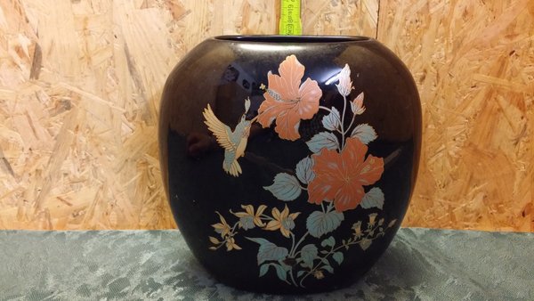 Schwarze Blumenvase mit Blumen und Vogel Motiv aus Italien