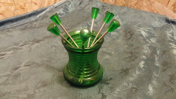 Stylische Cocktailgabeln im grünen Glasköcher aus den 70er Jahren