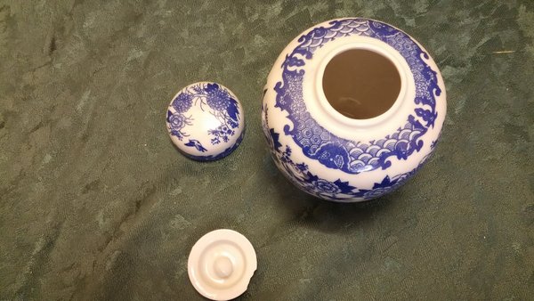 Asiatische Deckeldose / Teedose aus Porzellan