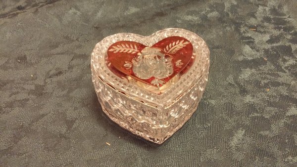 Herzdose mit Deckel mit roter Rose aus Bleikristall von Anna Hütte