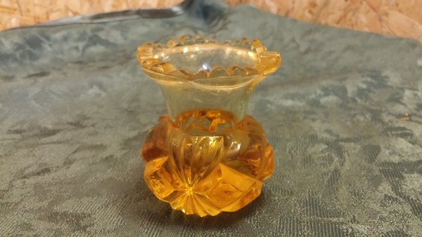Alte gelbliche kleine Vase