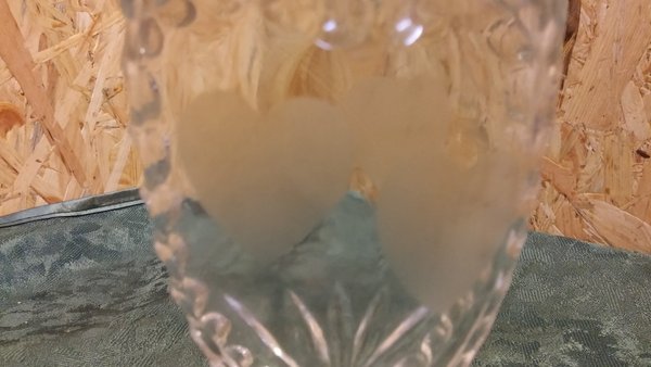 Kristall Vase mit geschliffenen Herzen
