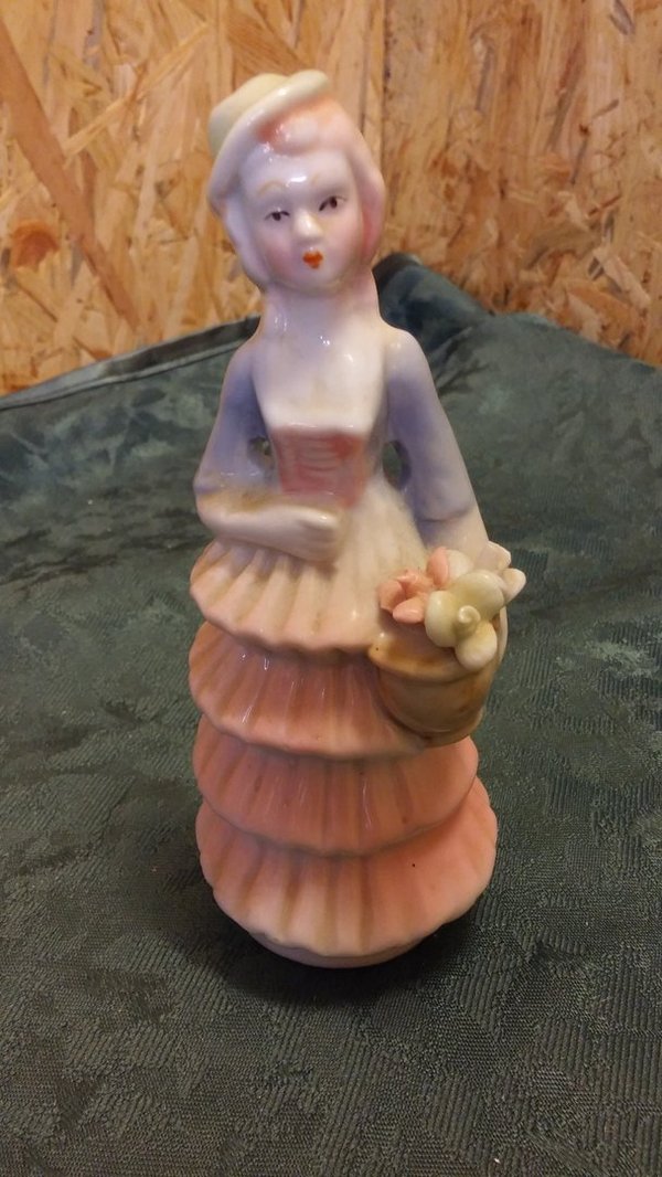 Porzellan Figur „Dame mit Blumenkorb“