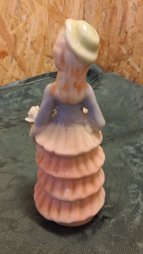 Porzellan Figur „Dame mit Blumenkorb“