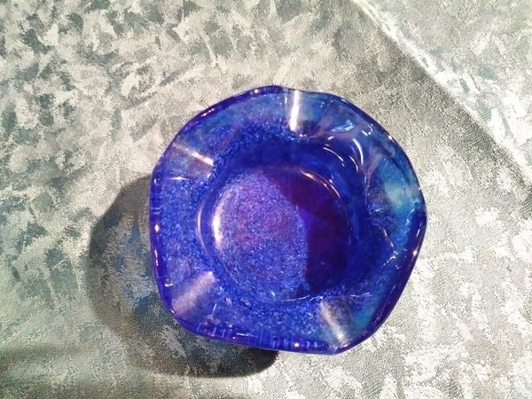 Welliger blauer kleiner Aschenbecher aus Glas